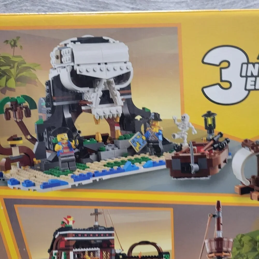 Lego Creator 31109 3-in-1 Pirate Ship, Pirate Inn and Skull Island
